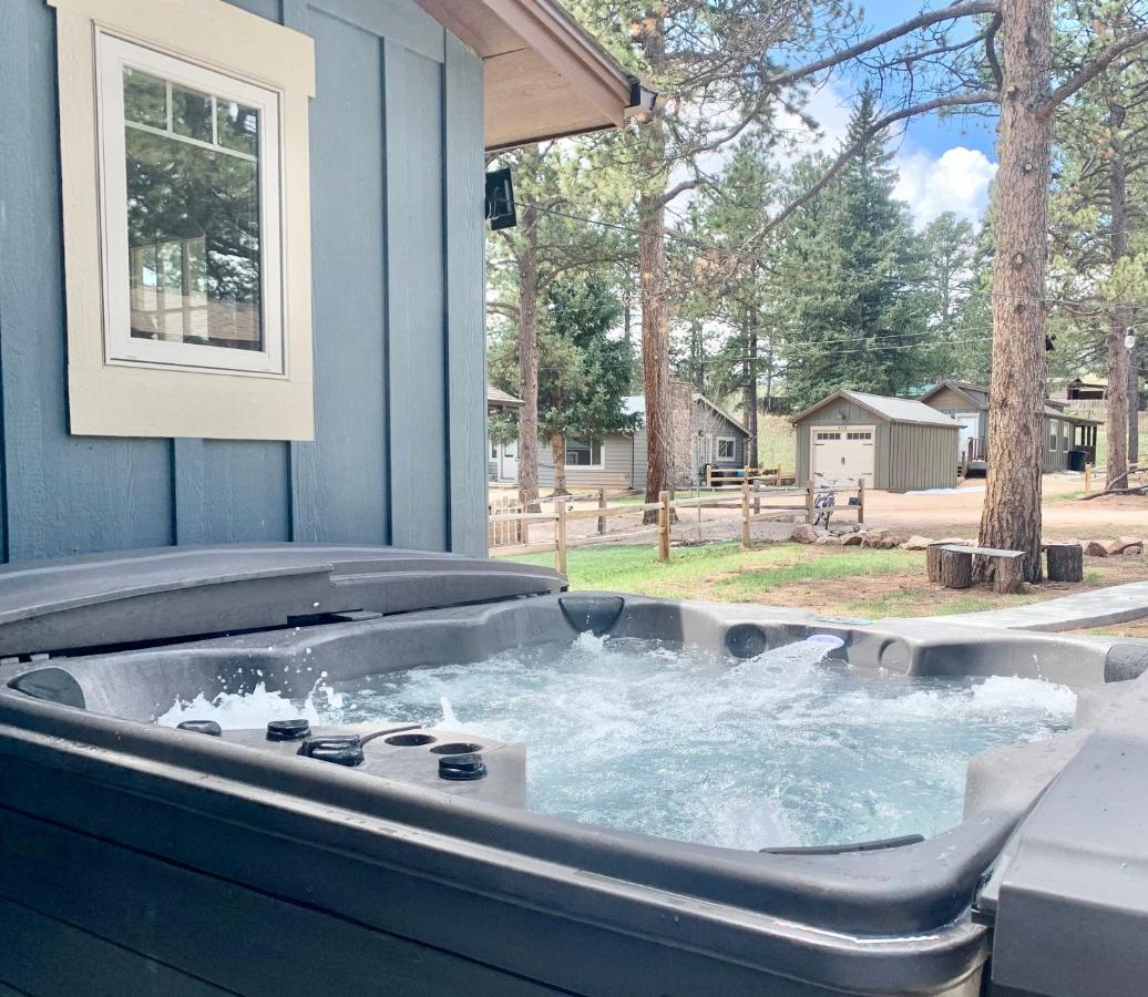 Black Bear Cabin With Hot Tub وودلاند بارك المظهر الخارجي الصورة